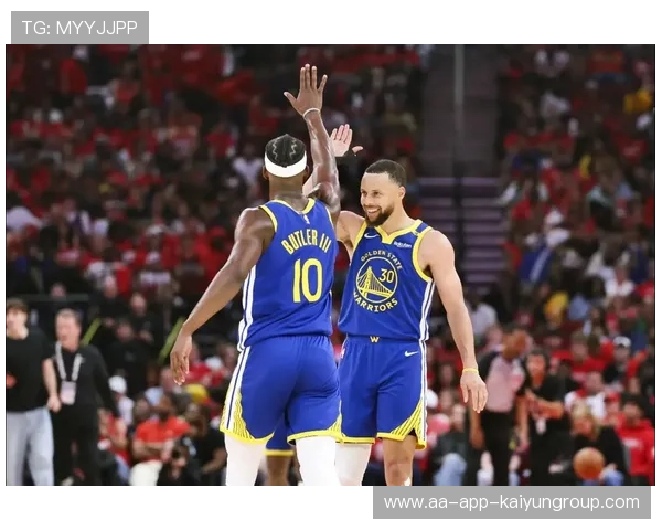 库里被拍与前女友同框，社媒再次掀波澜